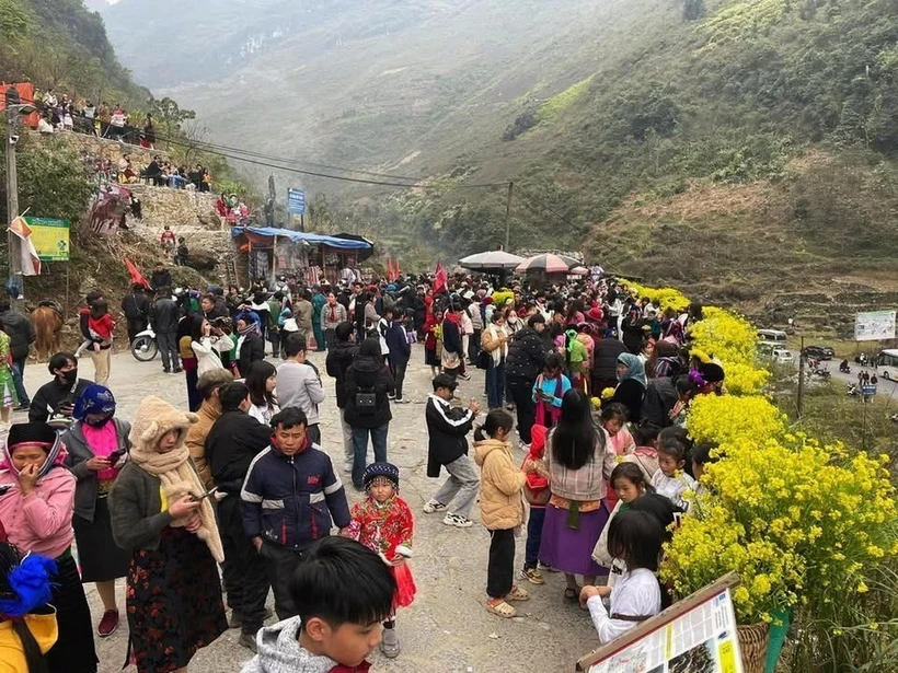 Các điểm du lịch nổi tiếng trên Cao nguyên đá Đồng Văn (Hà Giang) thu hút đông đảo du khách trong ngày đầu Xuân. (Ảnh: TTXVN phát)