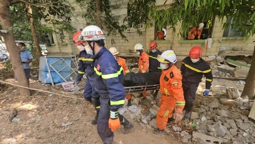 Đoàn cứu hộ Bộ Công an đã đưa được thêm 1 nạn nhân nữ 56 tuổi ra khỏi đống đổ nát tại khu vực thị trấn Zabuthiri, ngoại ô thủ đô Nay Pyi Taw, Myanmar. (Ảnh: TTXVN phát)