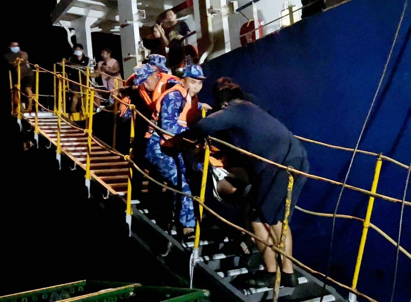 Chuyển bệnh nhân từ tàu Deryoung Sunnysky sang tàu Cảnh sát biển 2011. (Nguồn: TTXVN phát)