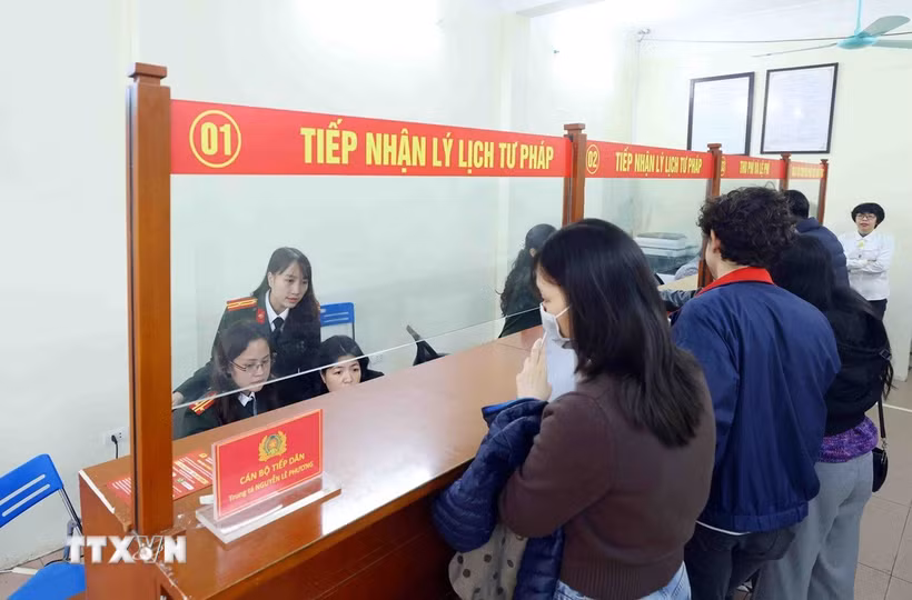 Người dân đến làm thủ tục cấp Phiếu lý lịch tư pháp tại địa điểm cấp lý lịch tư pháp ở Hà Nội. (Ảnh: Phạm Kiên/TTXVN)