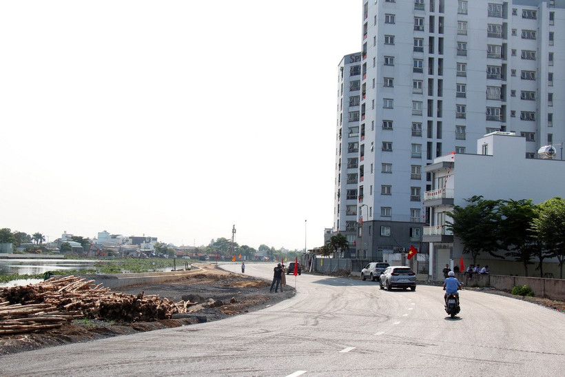 Đoạn đường ven kênh được thông xe kỹ thuật rên địa bàn quận Gò Vấp. (Ảnh: Tiến Lực/TTXVN)