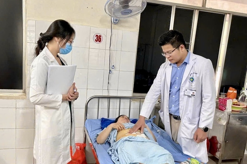 Các bác sỹ thăm khám, kiểm tra sức khỏe cho bệnh nhân sáng 7/2. (Nguồn: Báo Đồng Nai)