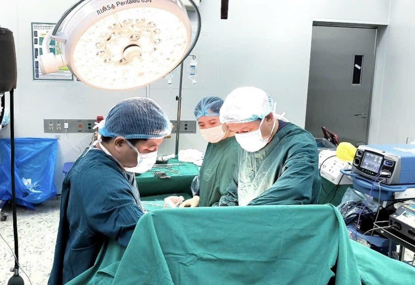 Các bác sỹ phẫu thuật cho bệnh nhân. (Nguồn: Bệnh viện Bệnh Nhiệt đới Trung ương)