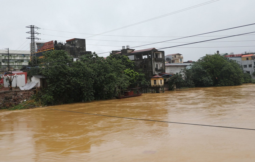 Tuy lượng mưa đã giảm nhưng mực nước sông Cầu tại Trạm thủy văn Gia Bảy rạng sáng nay vẫn ở mức cao. (Ảnh: Hoàng Nguyên/TTXVN)