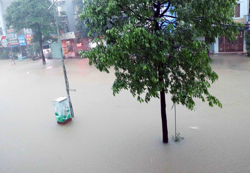 Các tuyến đường ở Thái Nguyên ngập sâu trong nước do cơn mưa kéo dài từ 19h ngày 20/6. (Ảnh: Trần Trang/TTXVN)