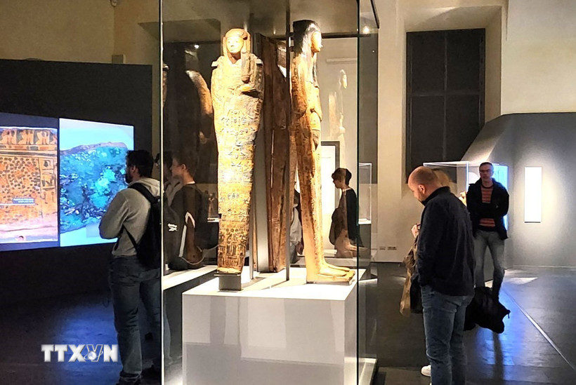 Du khách thăm quan các hiện vật được trưng bày tại Bảo tàng Ai Cập Turin. (Ảnh: Thanh Hải/TTXVN)