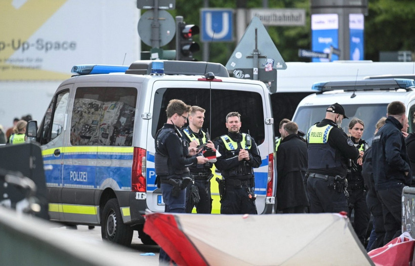 Cảnh sát điều tra tại hiện trường vụ tấn công bằng dao ở Hamburg, Đức ngày 23/5/2025. (Ảnh: REUTERS/TTXVN)