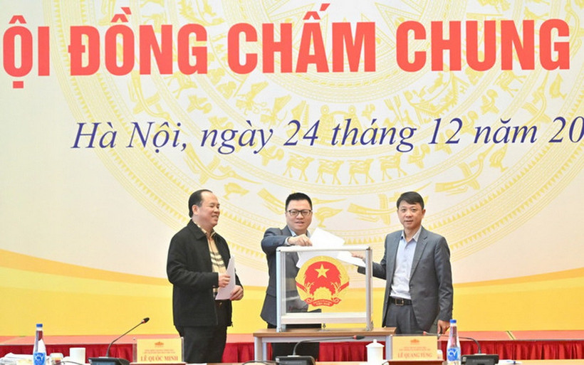 Hội đồng chấm chung khảo Giải Diên Hồng lần thứ III-năm 2025 bỏ phiếu đánh giá các tác phẩm vào vòng chung khảo. (Nguồn: Đại Biểu Nhân Dân)