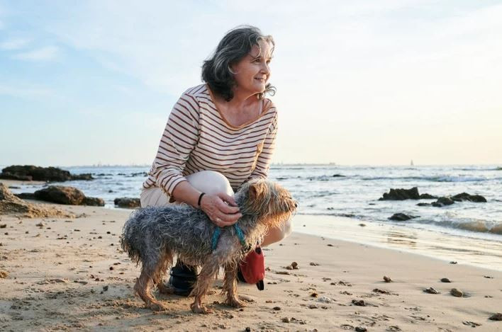 Các chuyên gia cho rằng chăm sóc thú cưng giúp kích thích tinh thần, tăng vận động và mở rộng giao tiếp, góp phần bảo vệ chức năng nhận thức. (Nguồn: Getty Images)