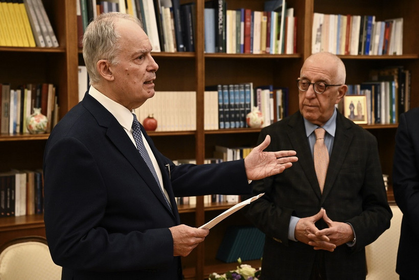 Ông Constantine Tassoulas (trái) được bầu làm Tổng thống mới của Hy Lạp, ngày 12/2/2025. (Nguồn: AA/TTXVN)