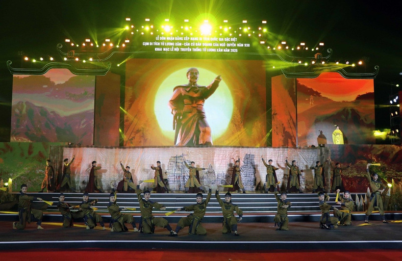 Chương trình biểu diễn tại Lễ đón nhận Bằng xếp hạng Di tích Quốc gia Đặc biệt cho Cụm di tích Từ Lương Xâm - Căn cứ bản doanh của Ngô Quyền năm 938 và khai mạc Lễ hội truyền thống Từ Lương Xâm 2025. (Ảnh: Hoàng Ngọc/TTXVN)