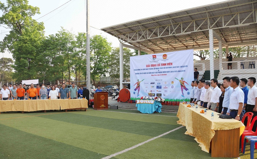 Các đại biểu tham dự Lễ khai mạc cử hành nghi lễ chào cờ. (Ảnh: Xuân Tú/TTXVN)