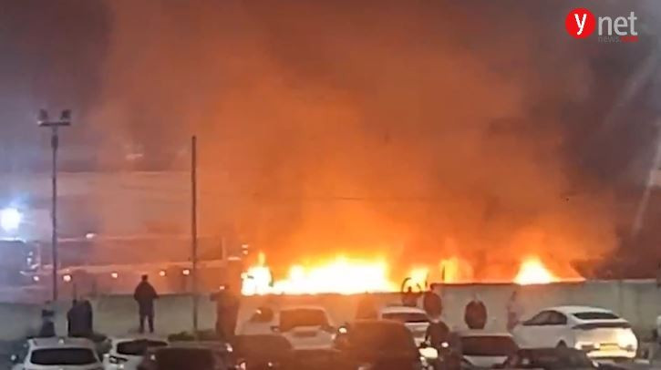 Ba xe buýt không có người đã phát nổ đồng thời trong đêm 20/2 ở khu vực Tel Aviv của Israel. (Nguồn: ynetnews)