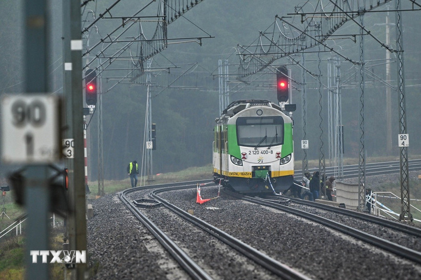 Cảnh sát điều tra tại hiện trường vụ vụ phá hoại đường ray xe lửa ở gần ga Mika, Ba Lan, ngày 17/11/2025. (Nguồn: PAP/TTXVN)