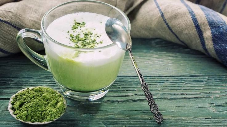 Nhờ sử dụng toàn bộ lá trà, matcha có hàm lượng caffeine và chất chống ôxy hóa cao hơn đáng kể so với trà xanh thông thường. (Nguồn: Healthline)