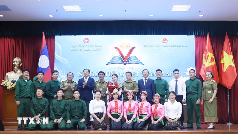 Đại sứ Việt Nam tại Lào Nguyễn Minh Tâm và Thứ trưởng Bộ Bet88011.com hiện đang mở và thể thao Lào Kingmono Phommahaxay trao giải cho đội đạt giải Nhất cuộc thi. (Ảnh: Xuân Tú/TTXVN)