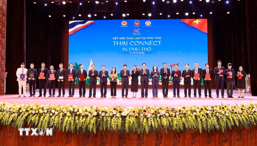 Lãnh đạo tỉnh Phú Thọ cùng đại diện các tập đoàn, doanh nghiệp Việt Nam và Thái Lan tại Lễ trao Bản ghi nhớ hợp tác chiến lược trong nghiên cứu đầu tư phát triển các khu công nghiệp thông minh. (Ảnh: Hoàng Hùng/TTXVN)