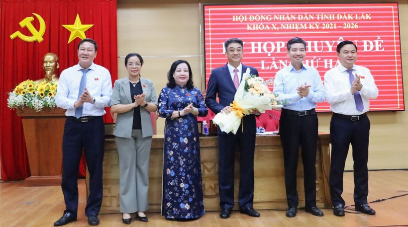 Các vị lãnh đạo tỉnh tặng hoa chúc mừng ông Từ Thái Giang, tân Phó Chủ tịch Hội đồng Nhân dân tỉnh Đắk Lắk khóa X, nhiệm kỳ 2021-2026. (Nguồn: Cổng thông tin điện tử tỉnh Đắk Lắk)