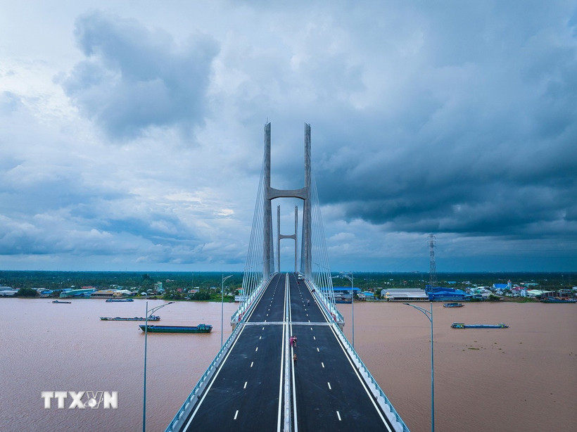 Mặt cầu Rạch Miễu 2 rộng 17,5m, có khả năng lưu thông 4 làn xe. (Ảnh: Đức Tâm/TTXVN)