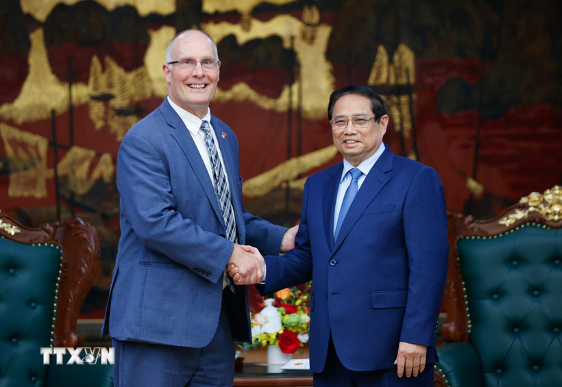 Thủ tướng Phạm Minh Chính và Hạ nghị sỹ John Moolenaar, bang Michigan, Trưởng Đoàn Nghị sỹ lưỡng đảng Hạ viện Hoa Kỳ. (Ảnh: Dương Giang/TTXVN)