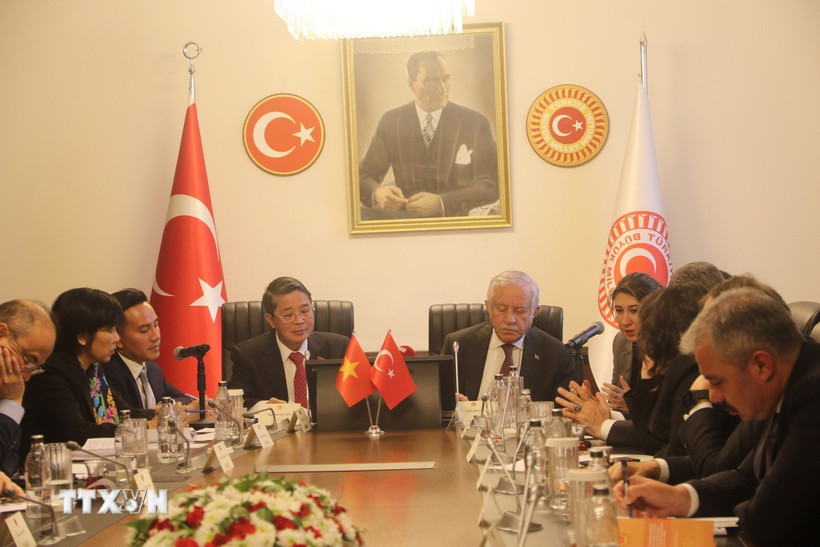 Phó Chủ tịch Quốc hội Nguyễn Đức Hải hội đàm với Phó Chủ tịch Quốc hội Thổ Nhĩ Kỳ Celal Adan. (Ảnh: Dương Hoa/TTXVN)