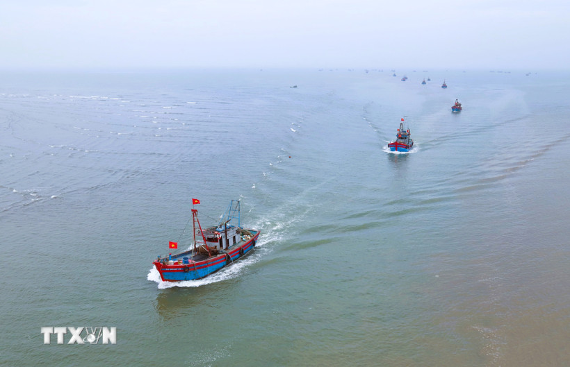 Đội tàu đánh bắt xa bờ thuộc Nghiệp đoàn nghề cá xã Ngọc Bích (huyện Diễn Châu) trên đường vào cửa biển. (Ảnh: Xuân Tiến/TTXVN)