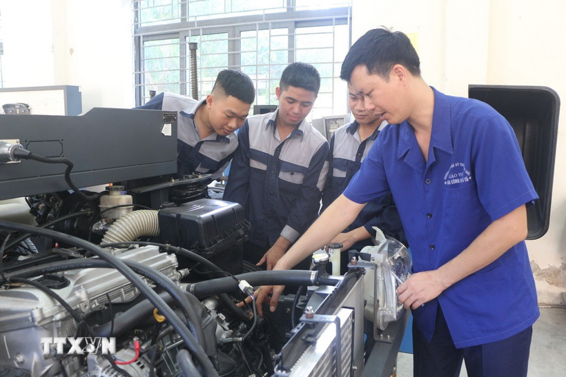 Giờ thực hành của sinh viên khoa Công nghệ ô tô tại trường Cao đẳng Việt Đức Nghệ An. (Ảnh: Bích Huệ/TTXVN)