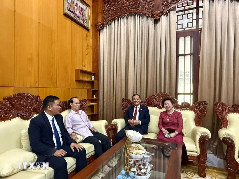 Đại sứ Việt Nam tại Lào Nguyễn Minh Tâm tới thăm và chúc Tết cộng đồng người Việt tại thủ đô Vientiane. (Ảnh: TTXVN phát)