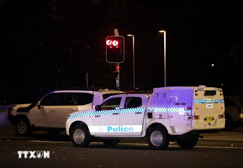 Xe cảnh sát tại hiện trường vụ tấn công khủng bố ở Sydney, Australia ngày 14/12/2025. (Nguồn: THX/TTXVN)