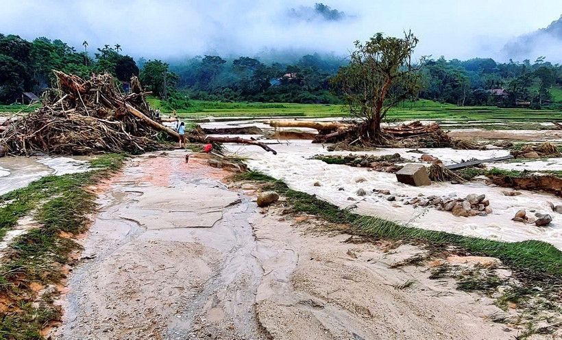 Bản biên giới tỉnh Nghệ An bị lũ quét trong đêm. (Ảnh: TTXVN phát)