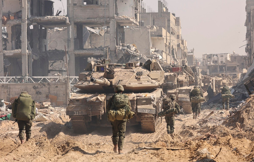 Binh sỹ Israel tiến hành hoạt động quân sự tại thành phố Khan Yunis, Dải Gaza. (Ảnh: THX/TTXVN)