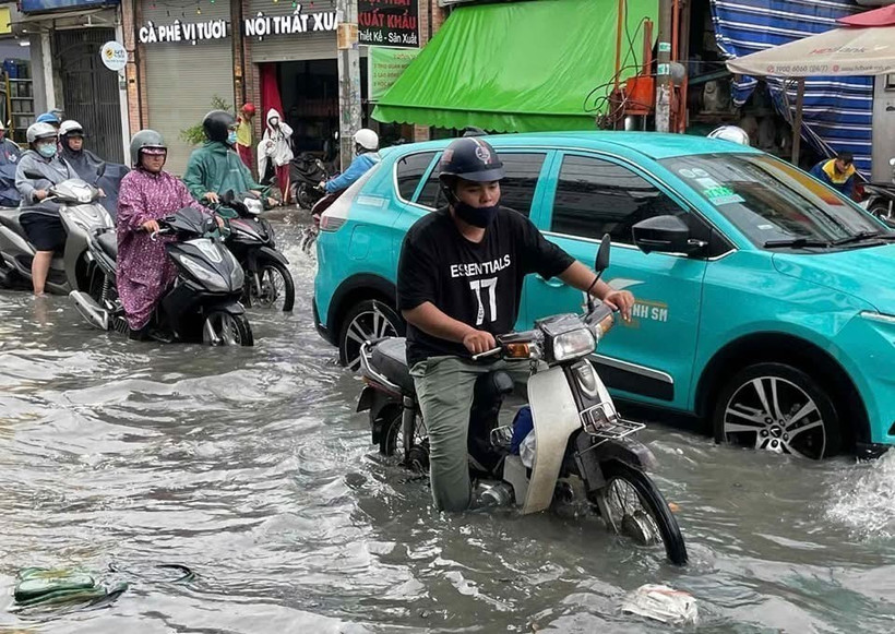 Nước ngập nửa bánh xe mô tô trên đường Tô Ngọc Vân (thành phố Thủ Đức). (Ảnh: TTXVN phát)