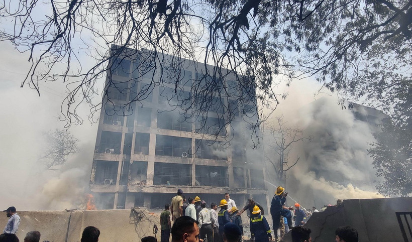 Lực lượng chức năng làm nhiệm vụ tại hiện trường máy bay Boeing 787-8 Dreamliner của Hãng Air India rơi trúng toà nhà tại thành phố Ahmedabad, bang Gujarat (Ấn Độ) ngày 12/6/2025. (Ảnh: THX/TTXVN)