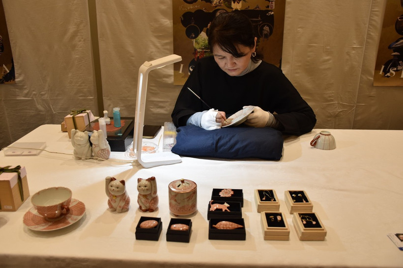 Nghệ nhân Fukushima Reiko đang vẽ trang trí trên đồ gốm Kutani. (Ảnh: Nguyễn Tuyến/Vietnam+)