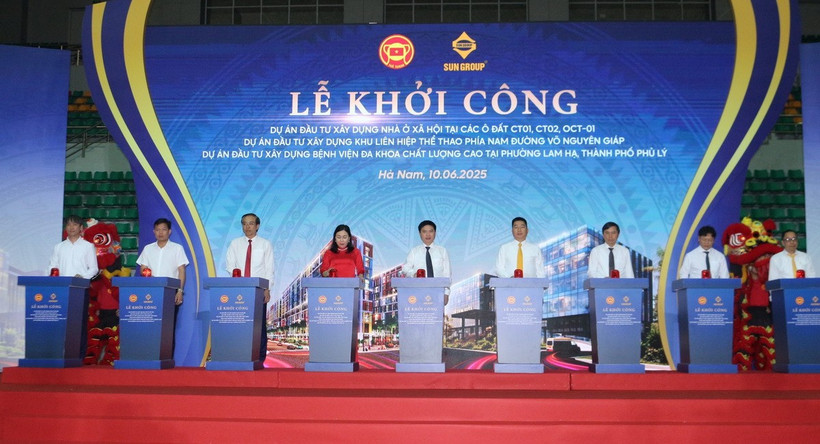 Các đại biểu thực hiện nghi thức khởi công dự án. (Ảnh: Thanh Tuấn/TTXVN)