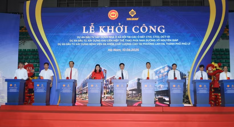 Các đại biểu thực hiện nghi thức khởi công dự án. (Ảnh: Thanh Tuấn/TTXVN)