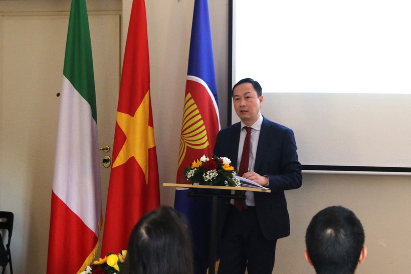 Đại sứ Việt Nam tại Italy Dương Hải Hưng phát biểu tại Lễ kỷ niệm. (Ảnh: Trường Dụy/TTXVN)