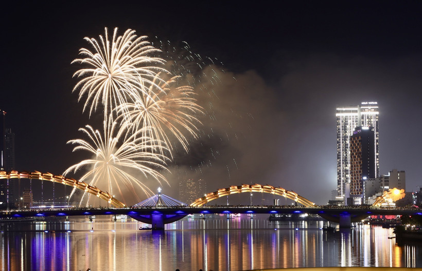 Màn trình diễn pháo hoa của đội Trung Quốc. (Ảnh: Trần Lê Lâm/TTXVN)