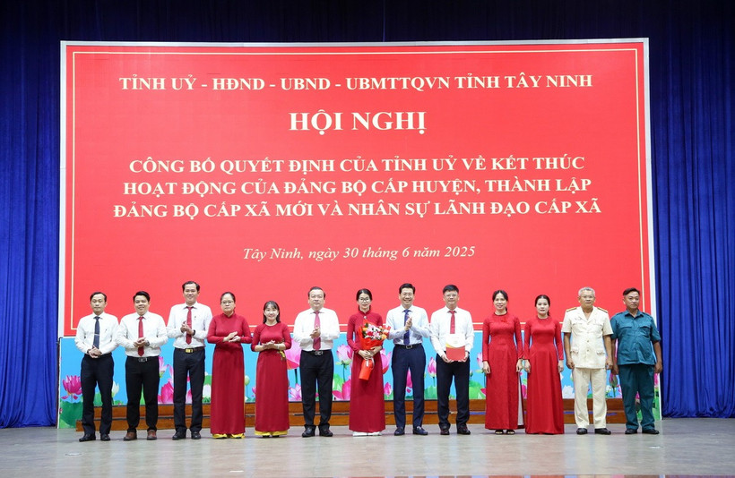 Tỉnh ủy Tây Ninh trao quyết định và ra mắt đảng bộ phường Tân Ninh. (Ảnh: Giang Phương/TTXVN)