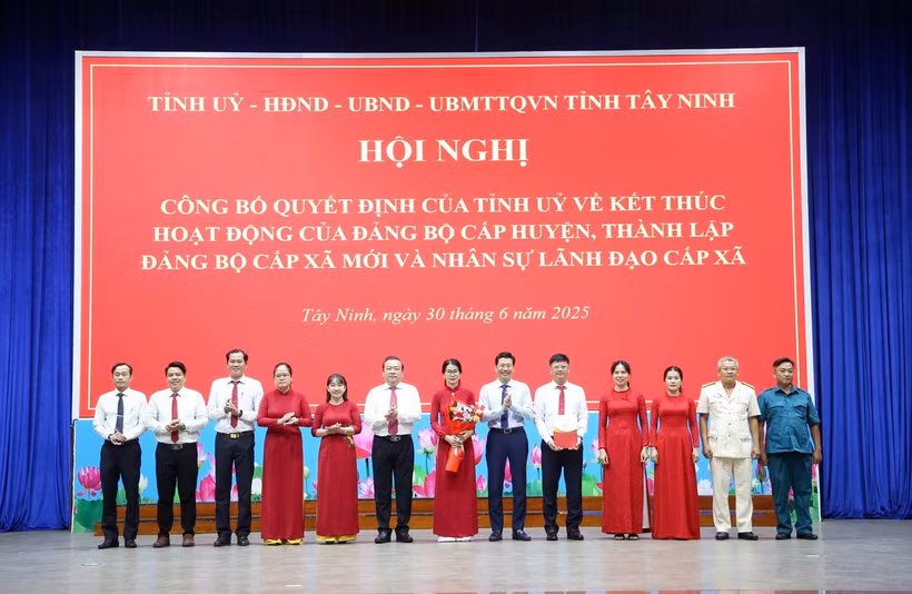 Tỉnh ủy Tây Ninh trao quyết định và ra mắt đảng bộ phường Tân Ninh. (Ảnh: Giang Phương/TTXVN)