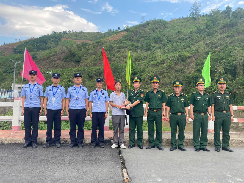 Đồn Biên phòng Cửa khẩu Ma Lù Thàng - Bộ đội Biên phòng tỉnh Lai Châu bàn giao lại đồ vật đánh rơi cho du khách Trung Quốc. (Ảnh: TTXVN phát)