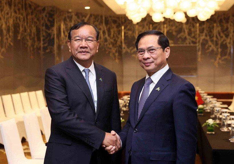 Phó Thủ tướng, Bộ trưởng Ngoại giao Bùi Thanh Sơn tiếp Phó Thủ tướng, Bộ trưởng Ngoại giao và Hợp tác quốc tế Vương quốc Campuchia Prak Sokhonn. (Ảnh: An Đăng/TTXVN)