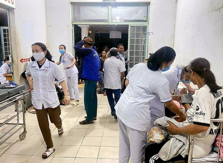 Bác sỹ đang điều trị cho bệnh nhân trong vụ ngộ độc thực phẩm tại xã Ia Hiao, tỉnh Gia Lai. (Nguồn: Báo Tuổi trẻ)