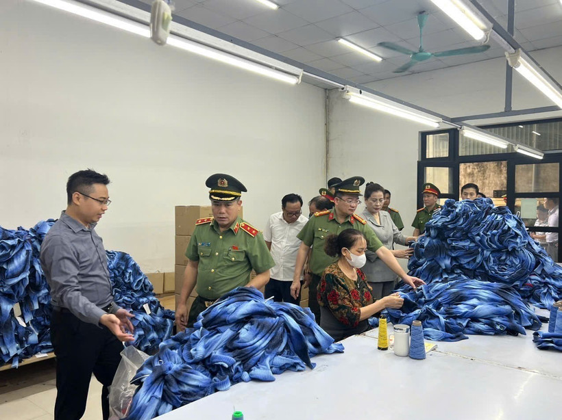 Đoàn công tác kiểm tra hoạt động sản xuất, kinh doanh tại xã La Phù (Hoài Đức, Hà Nội). (Ảnh: TTXVN phát)