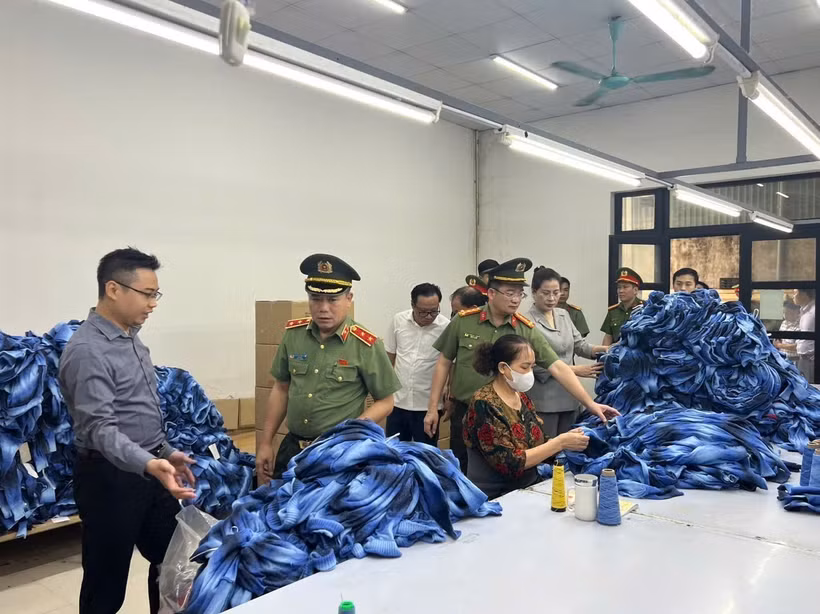 Đoàn công tác kiểm tra hoạt động sản xuất, kinh doanh tại xã La Phù (Hoài Đức, Hà Nội). (Ảnh: TTXVN phát)
