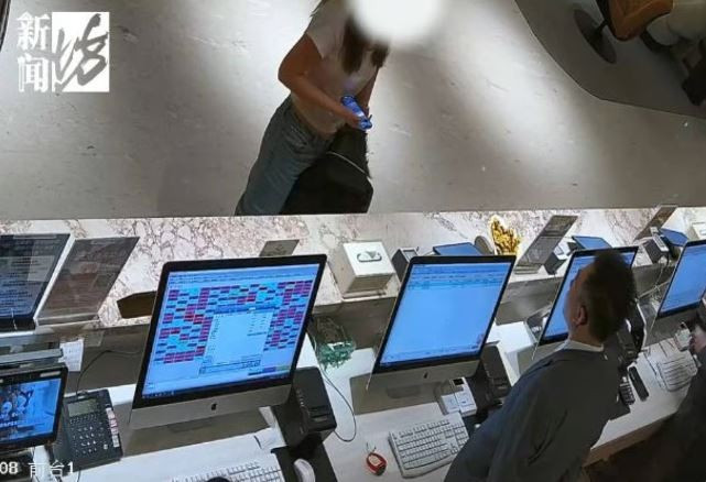 Camera giám sát tại quầy lễ tân của một khách sạn ở Thượng Hải đã ghi lại hình ảnh của Huang khi cô ta đang cố gắng lừa đảo khách sạn. (Nguồn: 163)