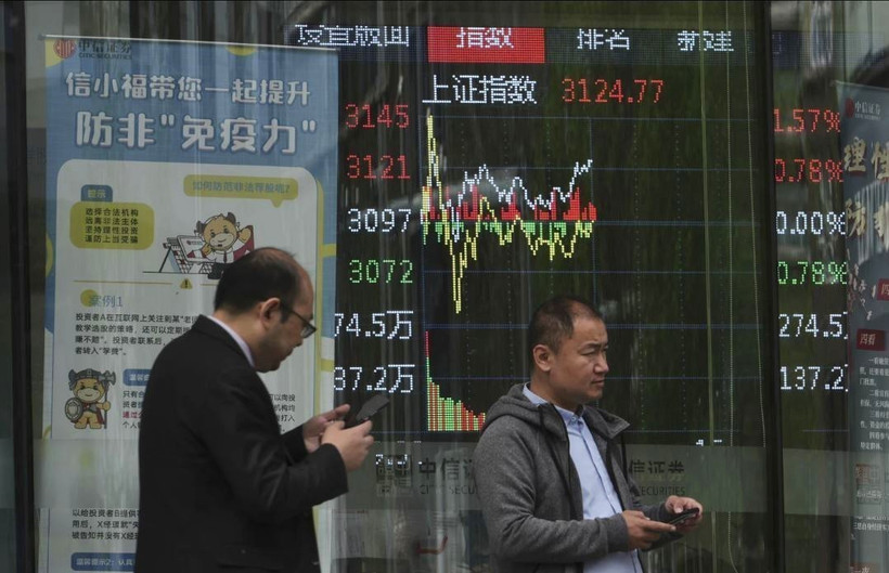 Giao dịch viên tại Sàn chứng khoán New York, Mỹ. (Ảnh: AFP/TTXVN)