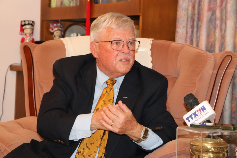 Giáo sư Carl Thayer, thuộc Học viện Quốc phòng Australia (Đại học New South Wales) trong cuộc trò chuyện với phóng viên TTXVN tại Australia. (Ảnh: Lê Đạt/TTXVN)