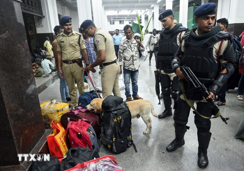 Cảnh sát kiểm tra an ninh tại nhà ga ở Mumbai, Ấn Độ, sau khi xảy ra vụ nổ gần Pháo đài Đỏ ở thủ đô New Delhi ngày 10/11/2025. (Nguồn: ANI/TTXVN)