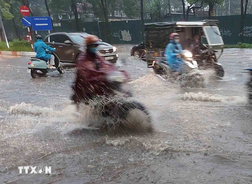 Chỉ sau vài phút mưa, tuyến phố Đào Tấn đã ngập úng diện rộng. (Ảnh: Văn Điệp/TTXVN)